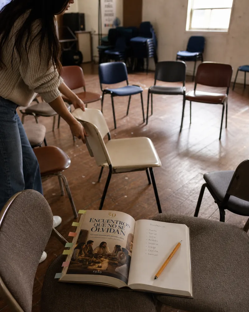 Libro FARO guiando la preparación de una reunión juvenil